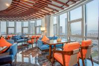 un restaurant avec des tables et des chaises et de grandes fenêtres dans l'établissement Mehood Lestie, Nanjing Jiangbei New Area University of Technology, à Pukou