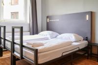 un par de camas en una habitación en a&amp;o Hamburg Reeperbahn, en Hamburgo
