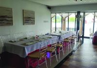 Un comedor con una mesa larga y sillas. en The Residence by Ivory, en Iligan