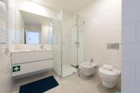 Koupelna v ubytování Contemporary Flat near São Bento by LovelyStay