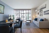 Posezení v ubytování Contemporary Flat near São Bento by LovelyStay