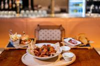 Đồ ăn tại/gần nhà khách