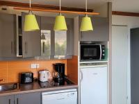 Kuchnia lub aneks kuchenny w obiekcie Duplex 6 pers, skis aux pieds, piscine & sauna - L'Alpe d'Huez - FR-1-405-211