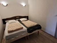 Łóżko lub łóżka w pokoju w obiekcie Duplex 6 pers, skis aux pieds, piscine & sauna - L'Alpe d'Huez - FR-1-405-211