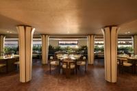 卢克索Soleil Nile Cruise - Every Monday from Luxor for 4 & 7 Nights, and every Friday from Aswan for 3 & 7 Nights的一家有桌椅和窗户的餐厅