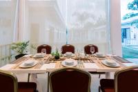 een eetkamer met een tafel en stoelen bij E L Westensee Resort in Dao