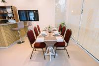 een eetkamer met een lange tafel en stoelen bij E L Westensee Resort in Dao