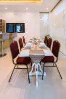 een eetkamer met een tafel en stoelen bij E L Westensee Resort in Dao