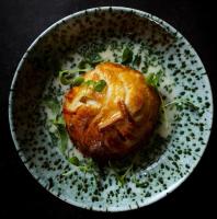 een wit bord met een stukje eten erop bij TIZÓN Suites in Garachico