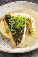 een bord eten met daarop een broodje met groenten bij TIZÓN Suites in Garachico