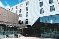 Un gran edificio blanco con un cartel en él. en Scandic Stavanger Forus, en Stavanger