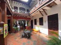 Una habitación con una mesa y sillas en un edificio. en Casona Don Juan Hostel, en San Gil