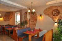 un restaurante con 2 mesas y una pared de ladrillo en Gasthaus Haffblick, en Kamminke