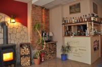 un bar con chimenea y fogones en Gasthaus Haffblick, en Kamminke