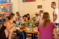 un groupe de personnes assises autour d'une table dans l'établissement Coco Khao Sok Hostel, à Khao Sok