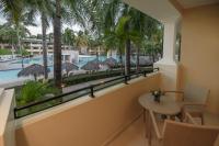 Bazén v ubytování Iberostar Waves Costa Dorada nebo v jeho okolí