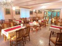 Reštaurácia alebo iné gastronomické zariadenie v ubytovaní Hotel Panorama