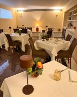 Reštaurácia alebo iné gastronomické zariadenie v ubytovaní Ambassador Palace Hotel