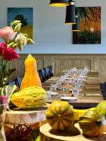 uma mesa longa com copos e flores em Penzion Na Stráži em Česká Lípa