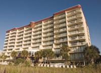 ein großes Gebäude mit Palmen davor in der Unterkunft Club Wyndham Westwinds in Myrtle Beach