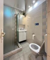 A bathroom at Brand New Garden Flat / Free Parking