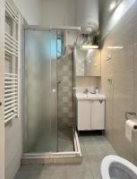 A bathroom at Brand New Garden Flat / Free Parking