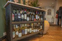 カトウェイクにあるHotel Steeds aan Zeeのワインのボトル入り入り入りケース