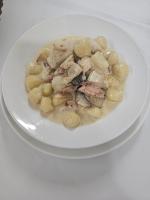 Un plato blanco con un tazón de sopa con carne y verduras. en Bega Downs Motor Inn, en Bega