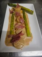 un plato de comida con tocino y espárragos en Bega Downs Motor Inn, en Bega