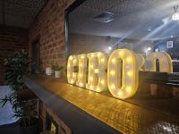 Un bar con un letrero de neón que dice "buuu" en Bega Downs Motor Inn, en Bega