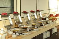 ein Buffet mit Tabletts mit Speisen in einem Restaurant in der Unterkunft Charmant Suites a Boutique Hotel Can Tho in Cần Thơ