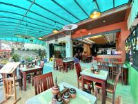 En restaurant eller et andet spisested på Lucky Residence Patong