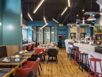 Ein Restaurant oder anderes Speiselokal in der Unterkunft Mercure Paris Saint-Ouen 