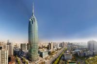 vistas a una ciudad con un rascacielos alto en Changzhou Marriott Hotel, en Changzhou