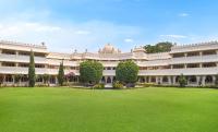 Un gran edificio con césped delante. en Gateway Aurangabad - Chhatrapati Sambhaji Nagar, en Aurangabad