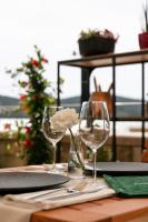 Dos copas de vino sobre una mesa en Heritage Hotel Tisno, en Tisno