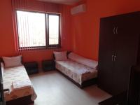 Postel nebo postele na pokoji v ubytování Guest House Karaulanov