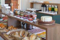 une boulangerie avec du pain et d'autres produits alimentaires exposés dans l'établissement Hotel Monsenhor, à São Sebastião do Paraíso