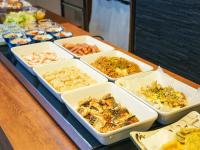 Un buffet de diferentes tipos de comida en una mesa. en APA Hotel Uozu Ekimae, en Uozu