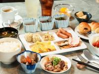 una mesa cubierta con platos de comida y tazones de comida en APA Hotel Uozu Ekimae, en Uozu