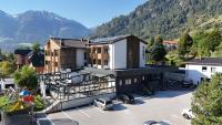 Una vista aérea de un edificio con estacionamiento. en Hotel Hubertus, en Sankt Johann im Pongau
