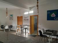 una habitación con sillas y mesas en una habitación en Casa de Amigos, en Picaraña