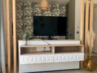 Telewizja i/lub zestaw kina domowego w obiekcie Studio calme-équipements haut de gamme