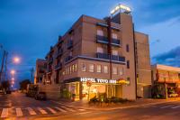 Un hotel dos posadas en una calle de la ciudad por la noche. en Hotel Toyo Inn, en Boituva