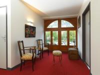 une chambre avec des chaises, une table et une fenêtre dans l&#39;établissement Le Manoir d&#39;Agnès Logis hôtel restaurant, à Tarascon-sur-Ariège