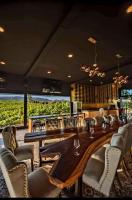 een eetkamer met een grote houten tafel en stoelen bij Hacienda Montero in Ensenada
