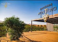 een gebouw met een uithangbord aan de zijkant bij Hacienda Montero in Ensenada