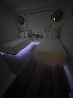 Ein Bett oder Betten in einem Zimmer der Unterkunft Luxe by the Sea - 5-Star Beachfront Escape