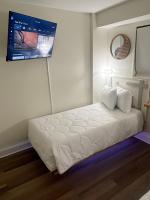 Ein Bett oder Betten in einem Zimmer der Unterkunft Luxe by the Sea - 5-Star Beachfront Escape