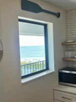 Küche&#47;Küchenzeile in der Unterkunft Luxe by the Sea - 5-Star Beachfront Escape